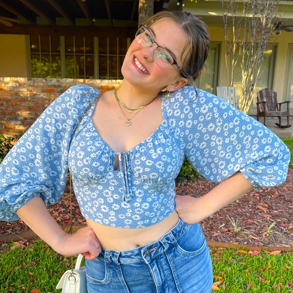 Target cropped shirt/blouse! Fits a small/medium - Picture 1 of 2